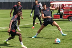 关于里程碑夜！夏洛特黄蜂回应争议；德甲冲刺阶段刷纪录；引发热议；阵容厚度经受考验的信息